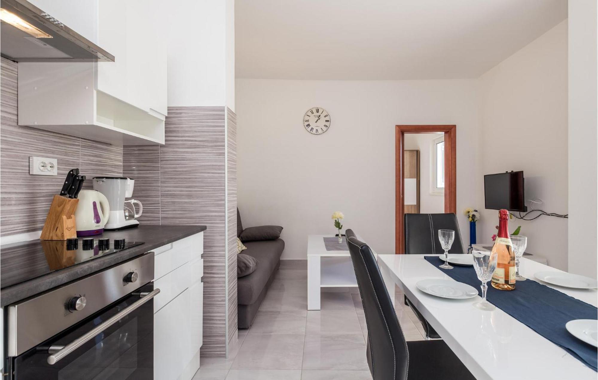 Pet Friendly Apartment In Kampor With Kitchen Екстериор снимка