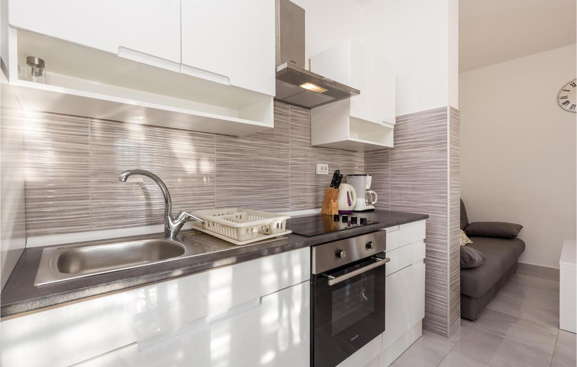 Pet Friendly Apartment In Kampor With Kitchen Екстериор снимка
