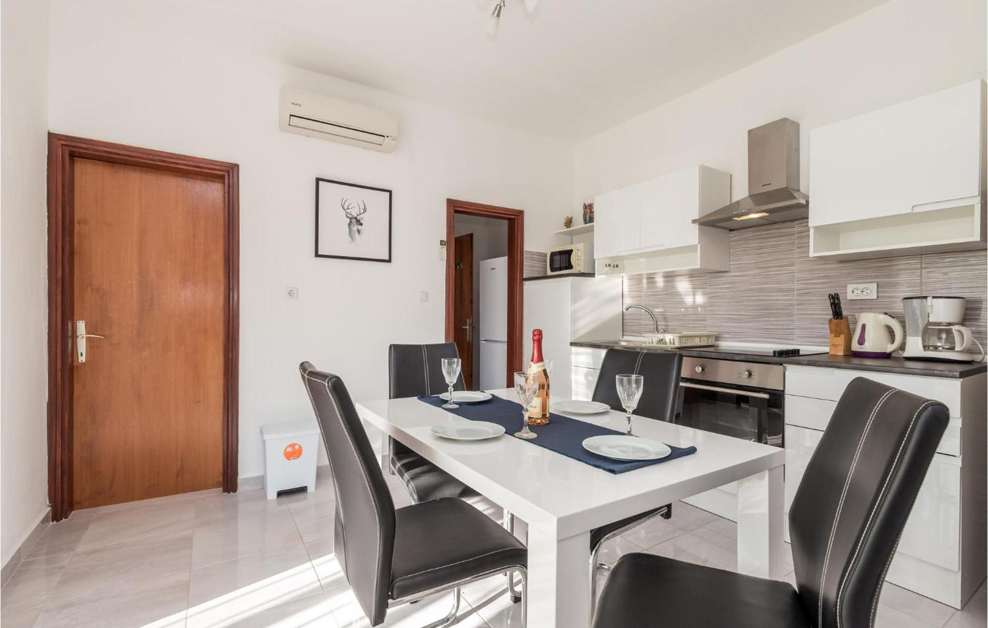 Pet Friendly Apartment In Kampor With Kitchen Екстериор снимка