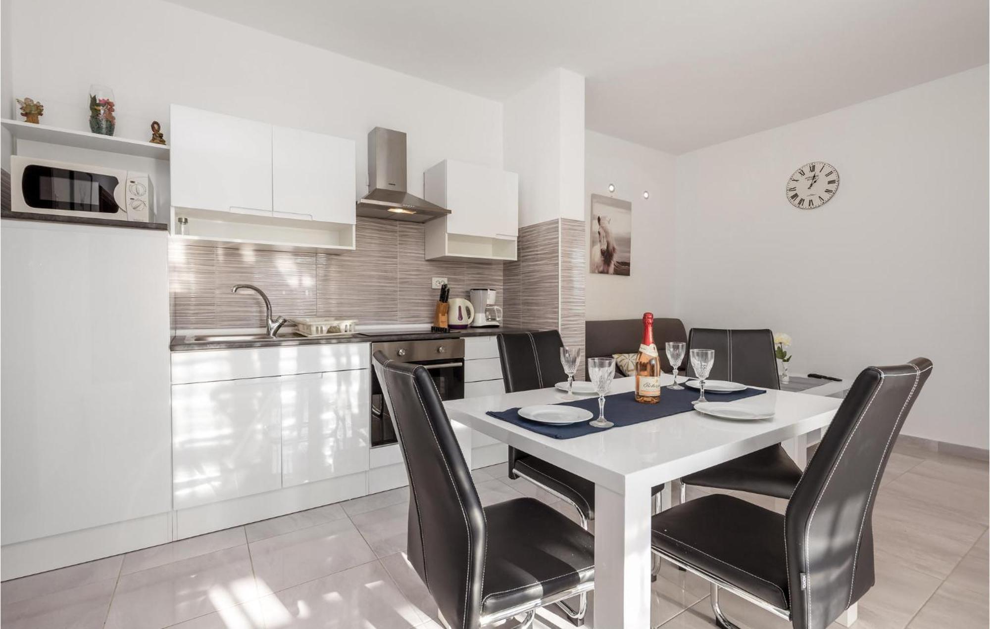 Pet Friendly Apartment In Kampor With Kitchen Екстериор снимка