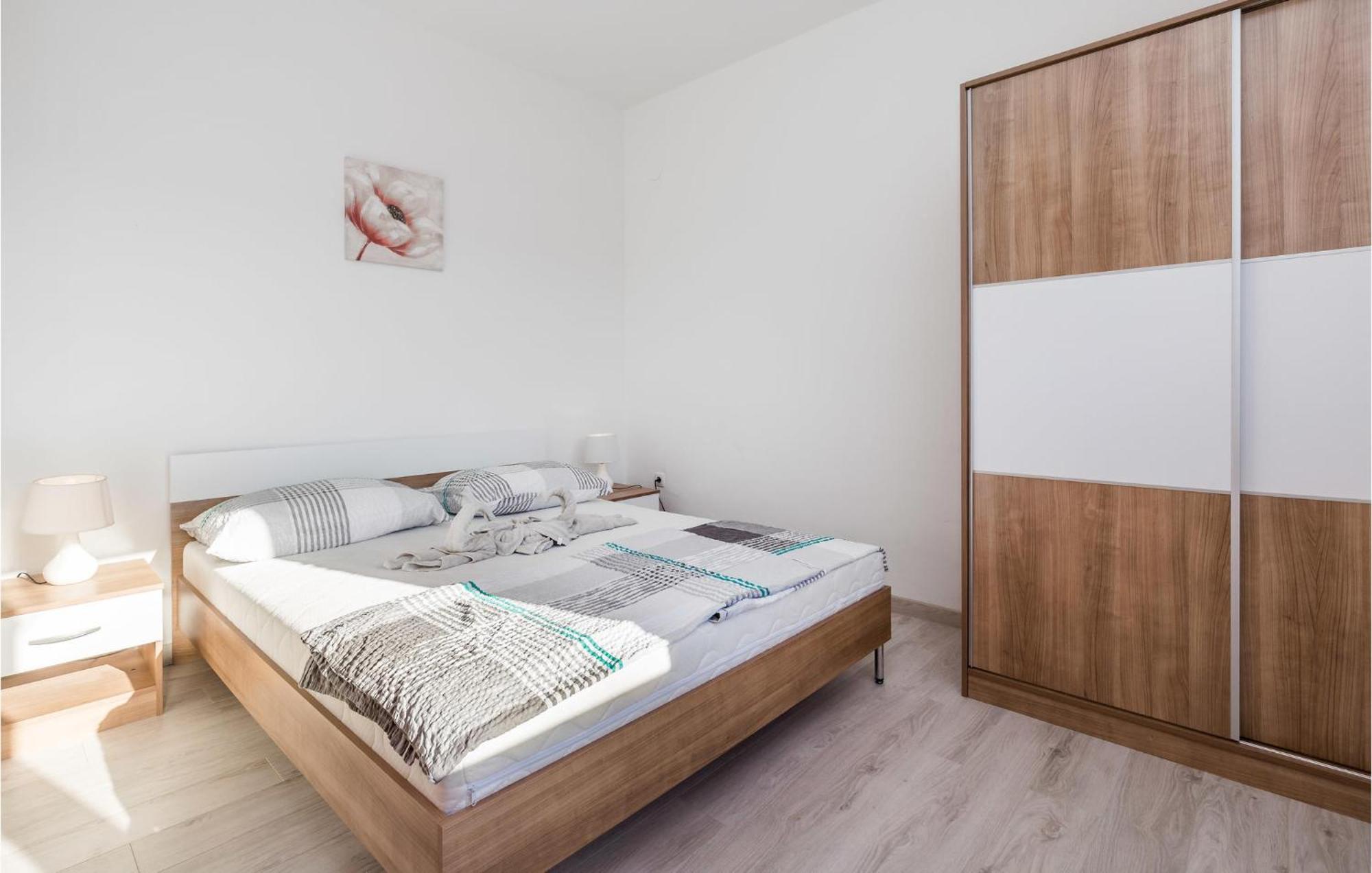 Pet Friendly Apartment In Kampor With Kitchen Екстериор снимка